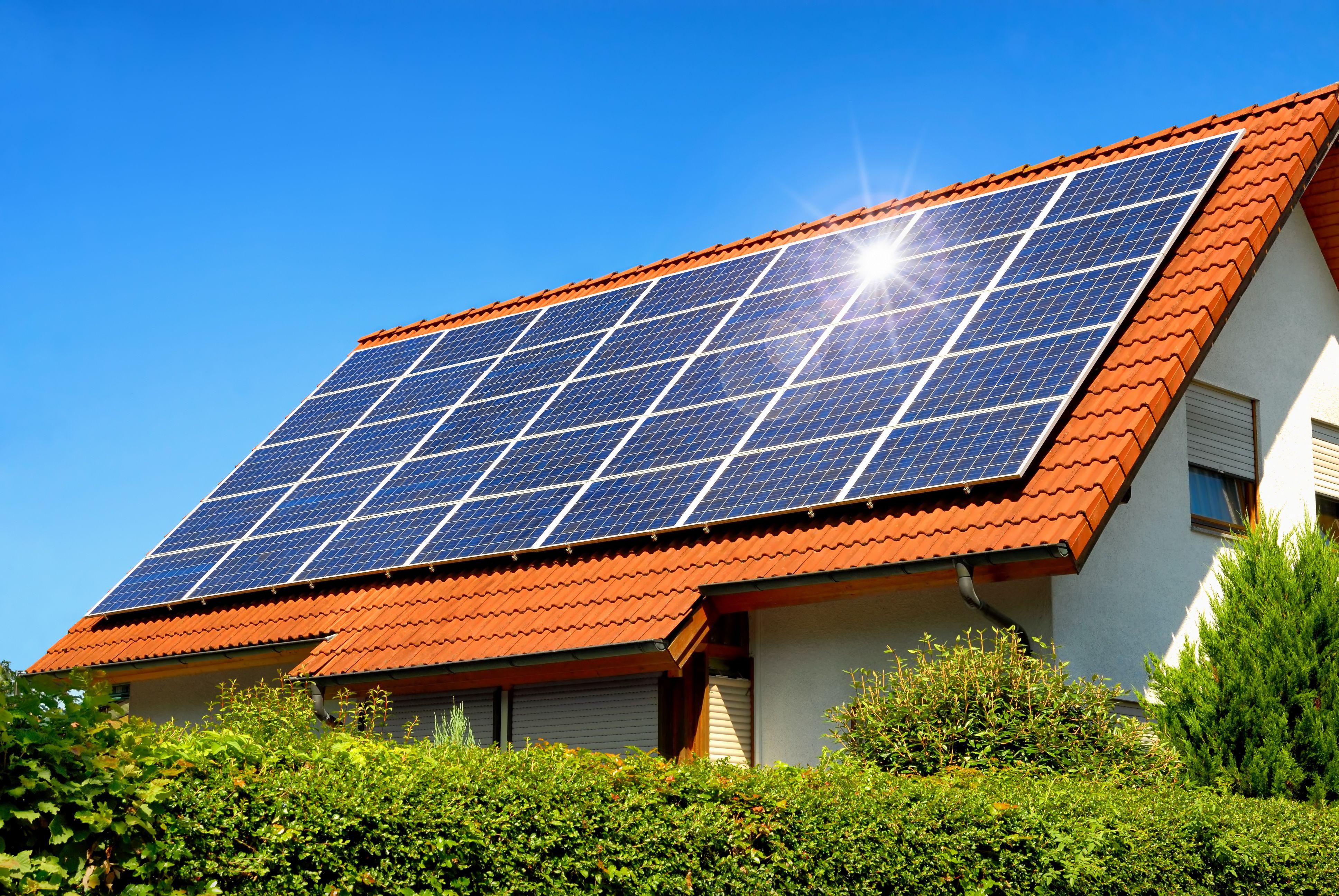 Vi installerar solceller på tak och mark.
