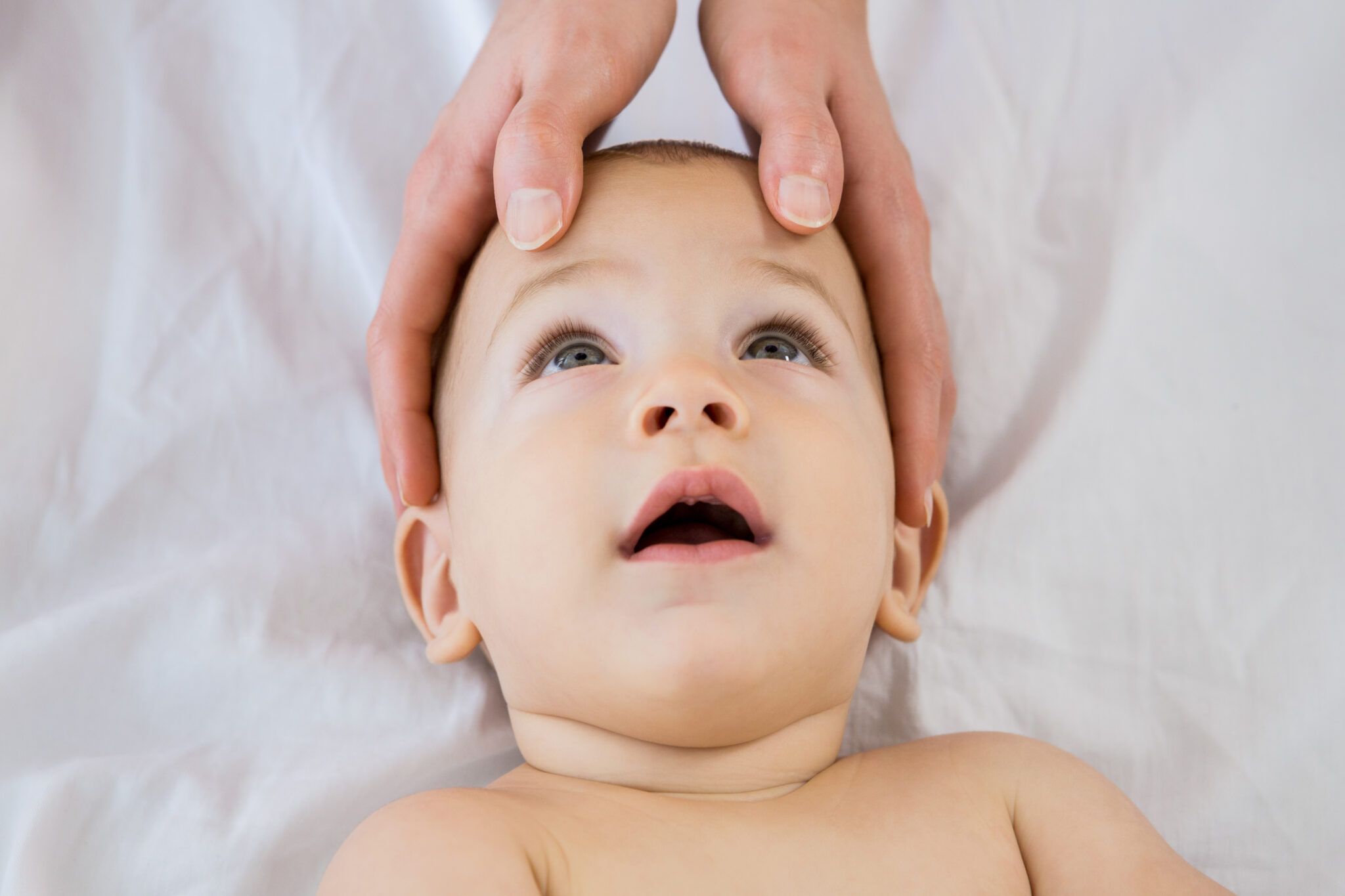Ostéopathie et déformations crâniennes : une approche douce et efficace pour les nourrissons