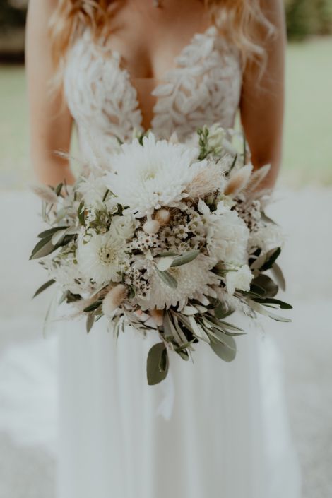 Hochzeitsdetails mit floralen Akzenten – Servietten, Platzkarten und Tischnummern floristisch in Szene gesetzt