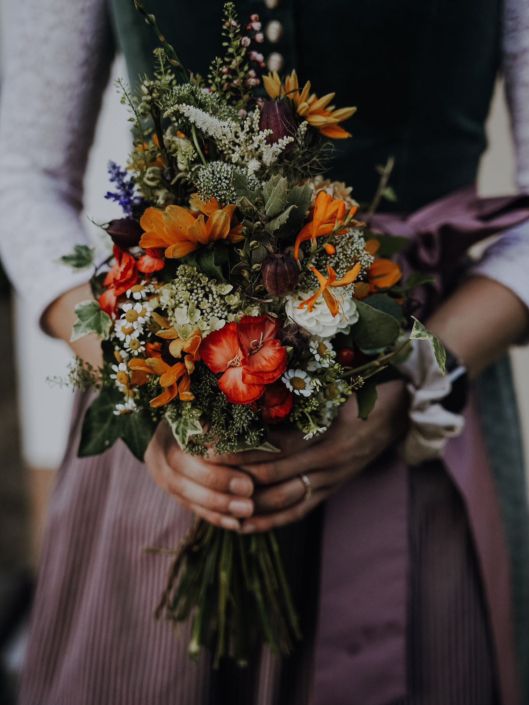 Brautstrauß in Pastelltönen mit Rosen und zarten Schleierkrautwolken im Boho-Stil