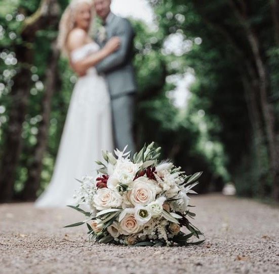 Florale Hochzeitsgestaltung in einer festlichen Location mit aufeinander abgestimmtem Gesamtbild