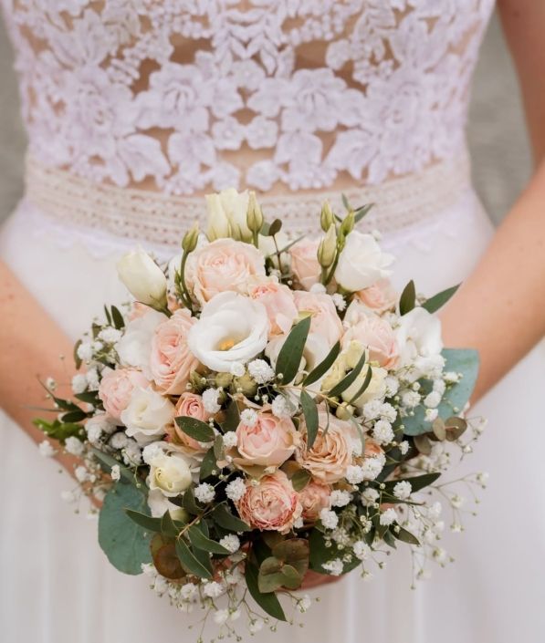 Festlich gedeckter Hochzeitstisch mit floralen Mittelstücken und Kerzen