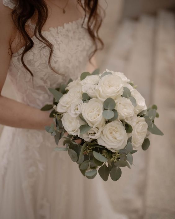 Elegante Hochzeitsfloristik mit Callas und klaren Linien in einem modernen Stil