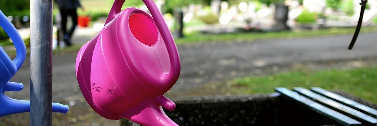 Stimmungsbild für würdevolle Grabgestaltung mit klaren Linien
