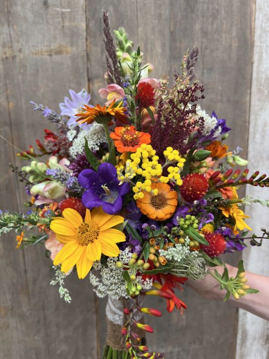 Boho-Brautstrauß mit Trockenblumen, Gräsern und Eukalyptus in Erdtönen