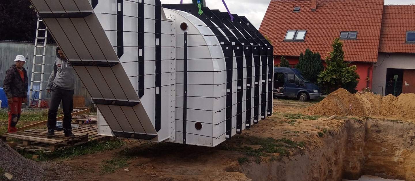 Vorgefertigter Schutzraum wird in die Baugrube eingehoben