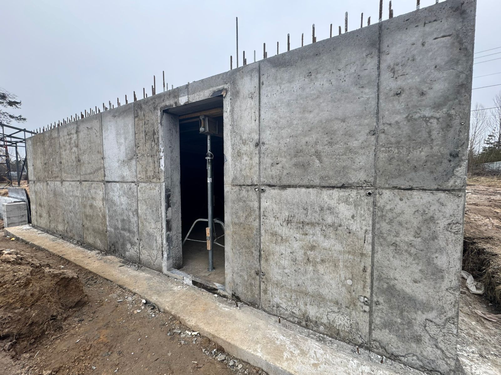 Rohbau eines Schutzraums mit fertigen Betonwänden und Türöffnung