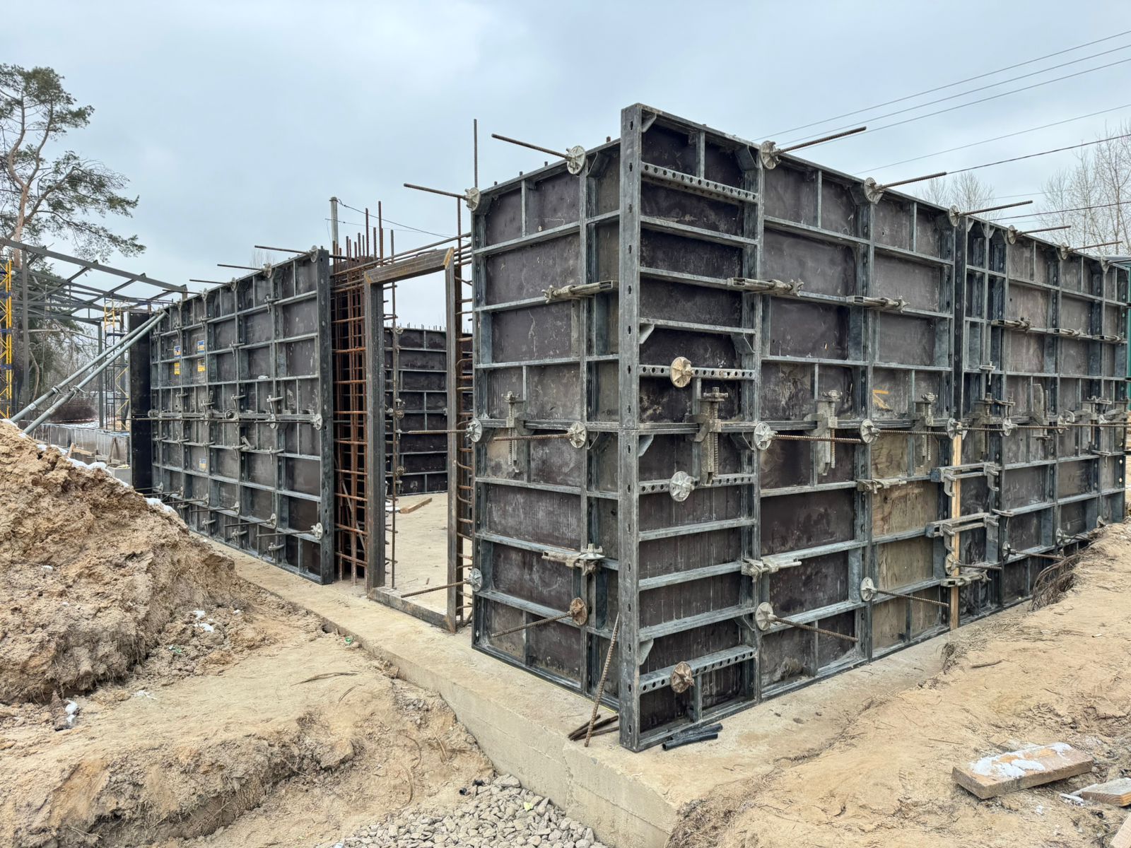 Eingestellte Schalung für die Betonwände eines Schutzraums