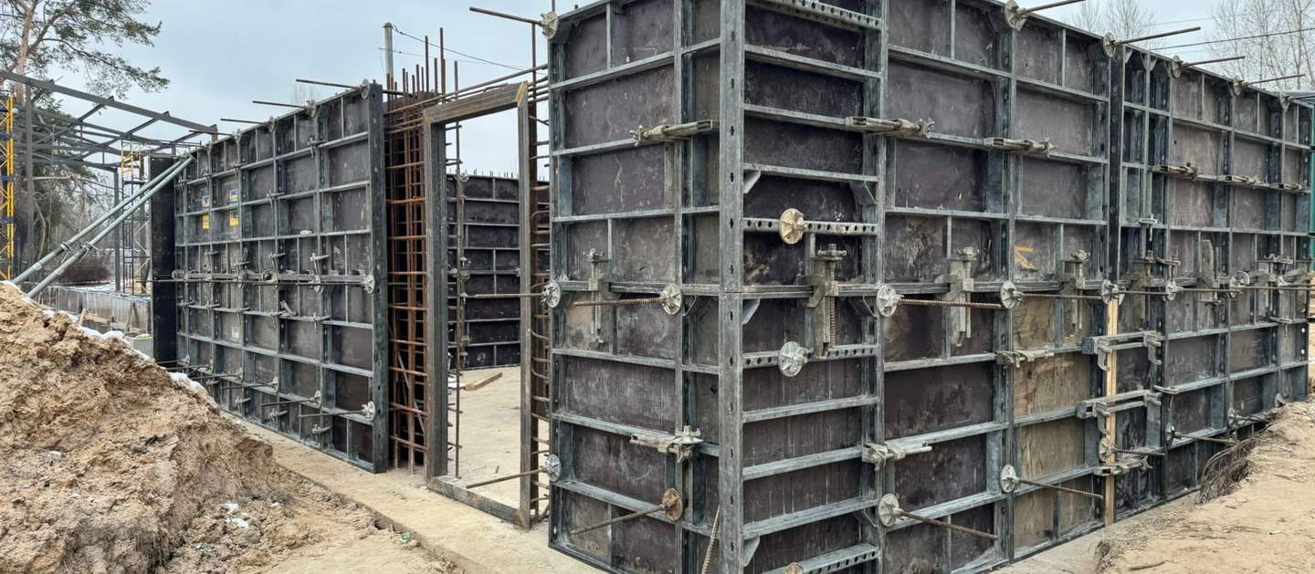 Eingestellte Schalung für die Betonwände eines Schutzraums