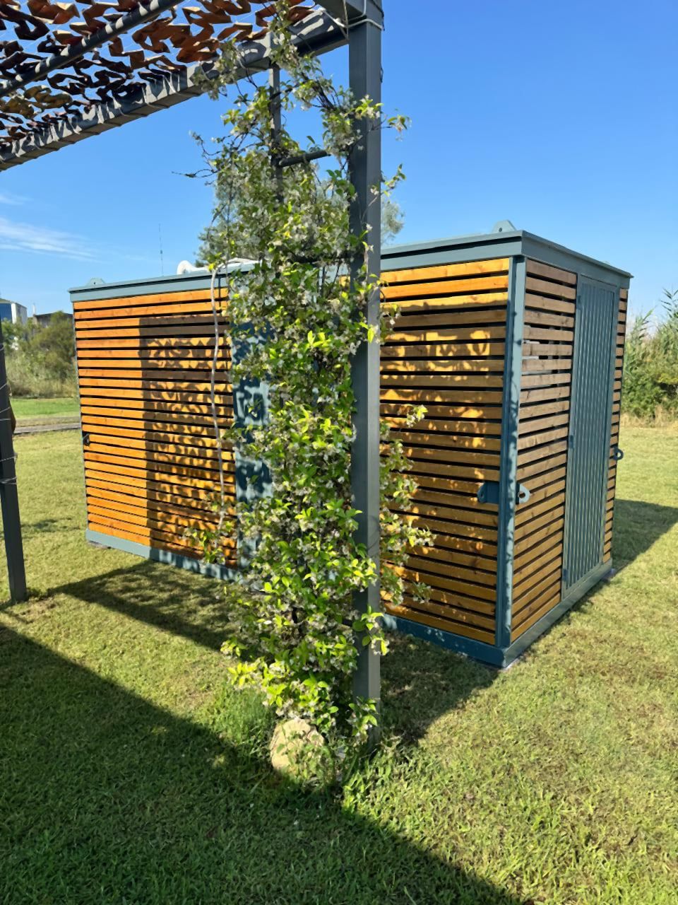 Schutzraum mit Holzverkleidung auf einer Rasenfläche