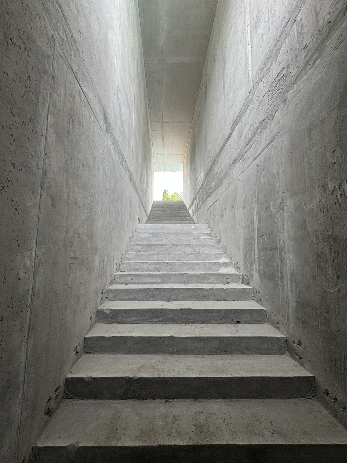 Betontreppe aus einem Schutzraum ins Freie