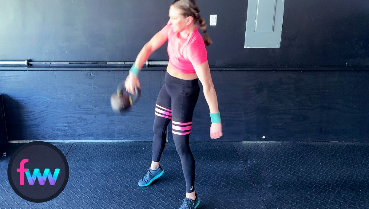 Kindal fires from her legs and pulls hard the kettlebell to get it move straight up. You can see her elbow is already starting to stay close to her body.