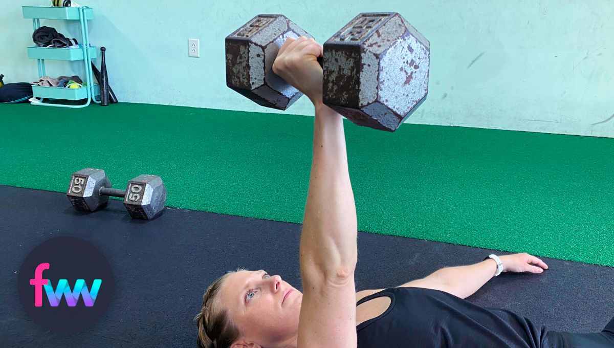 Kindal showing the natural wrist break when holding a dumbbell.