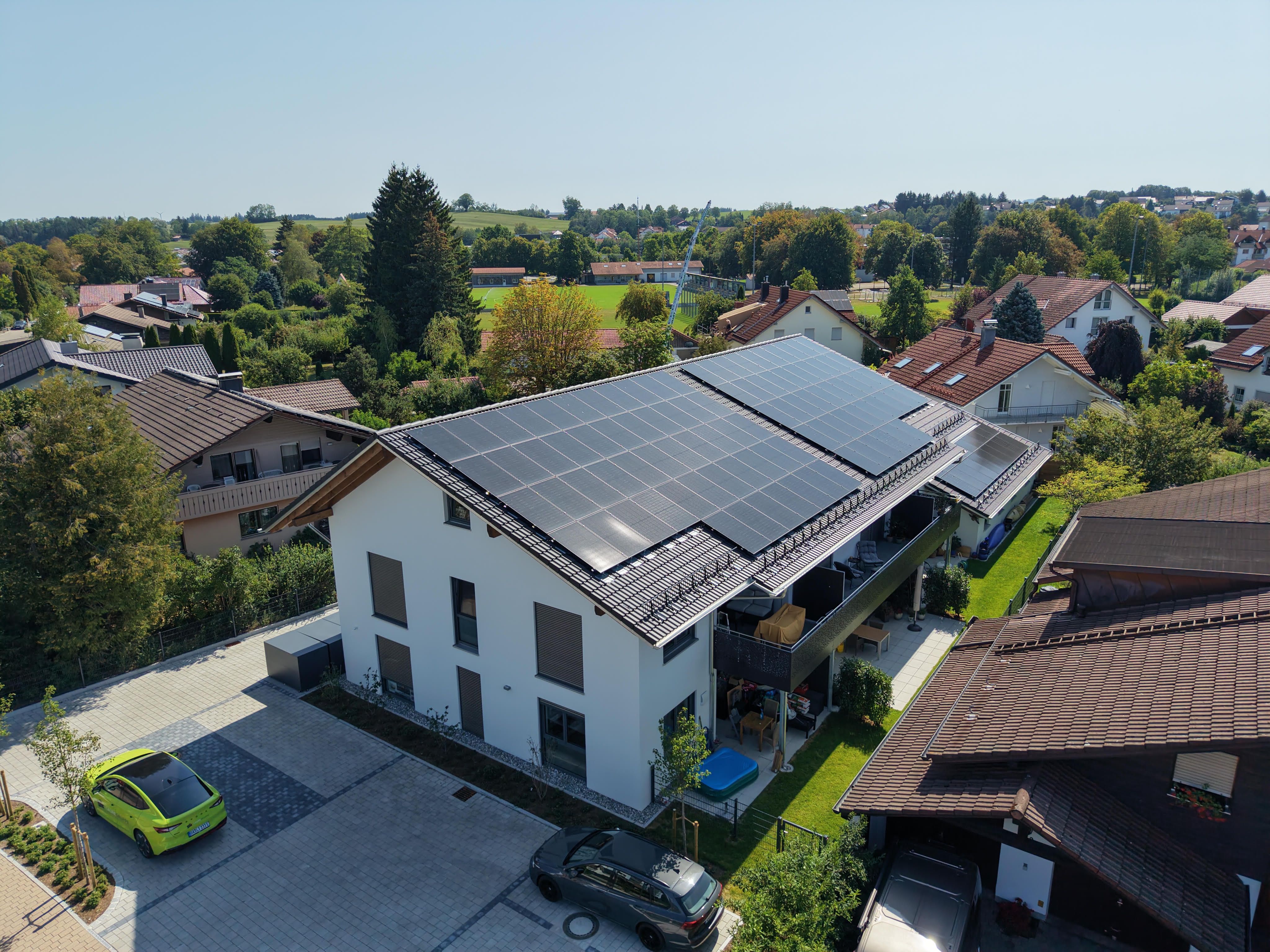 Living-Flat-Mehrfamilienhaus der LAUREGRUPPE in Marktoberdorf, Luftaufnahme mit PV-Dach