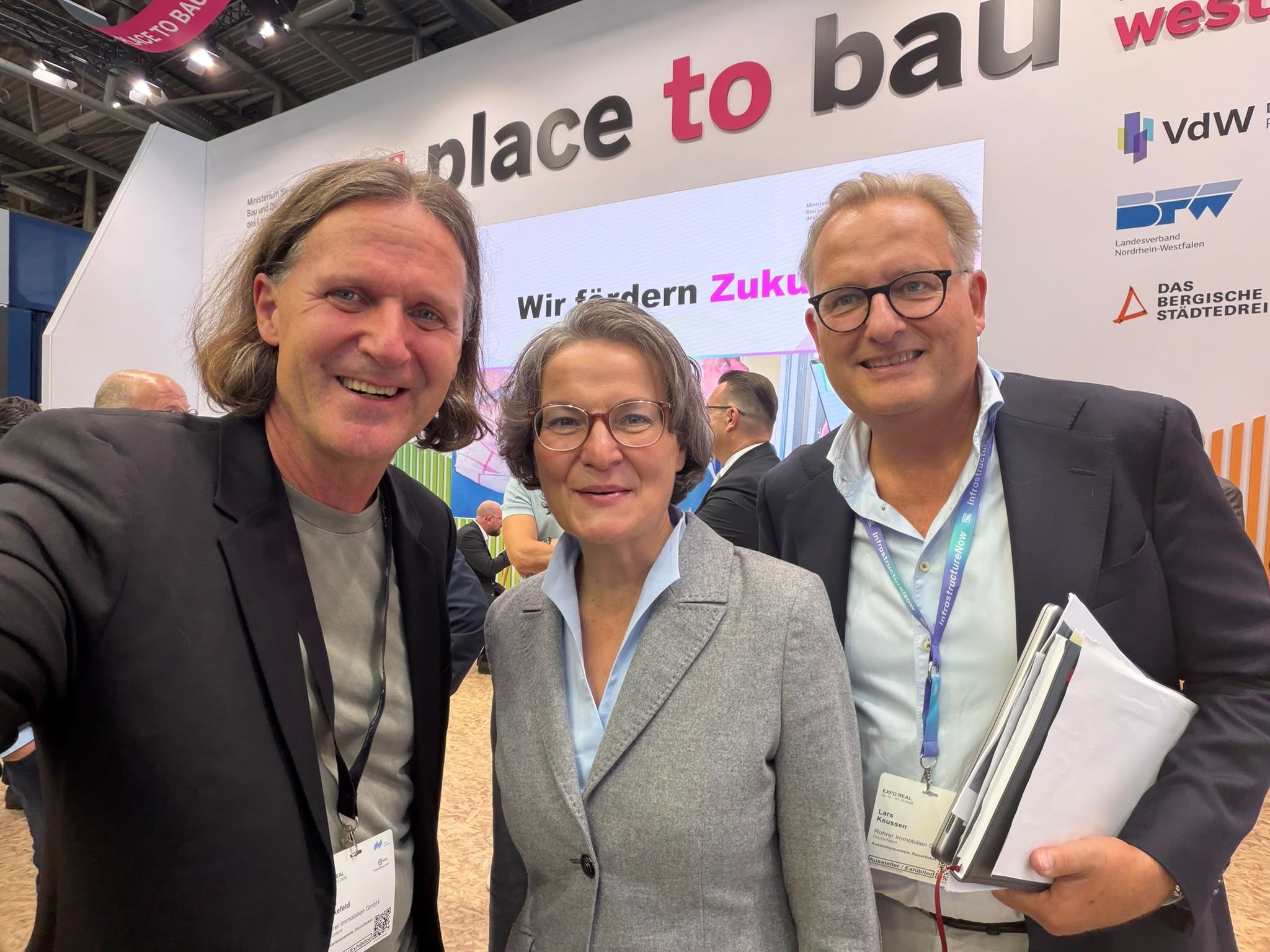 3lectrify CEO Lars Keussen mit Ministerin Ina Scharrenbach und Prof. Timo Leukefeld auf der Expo Real 2026