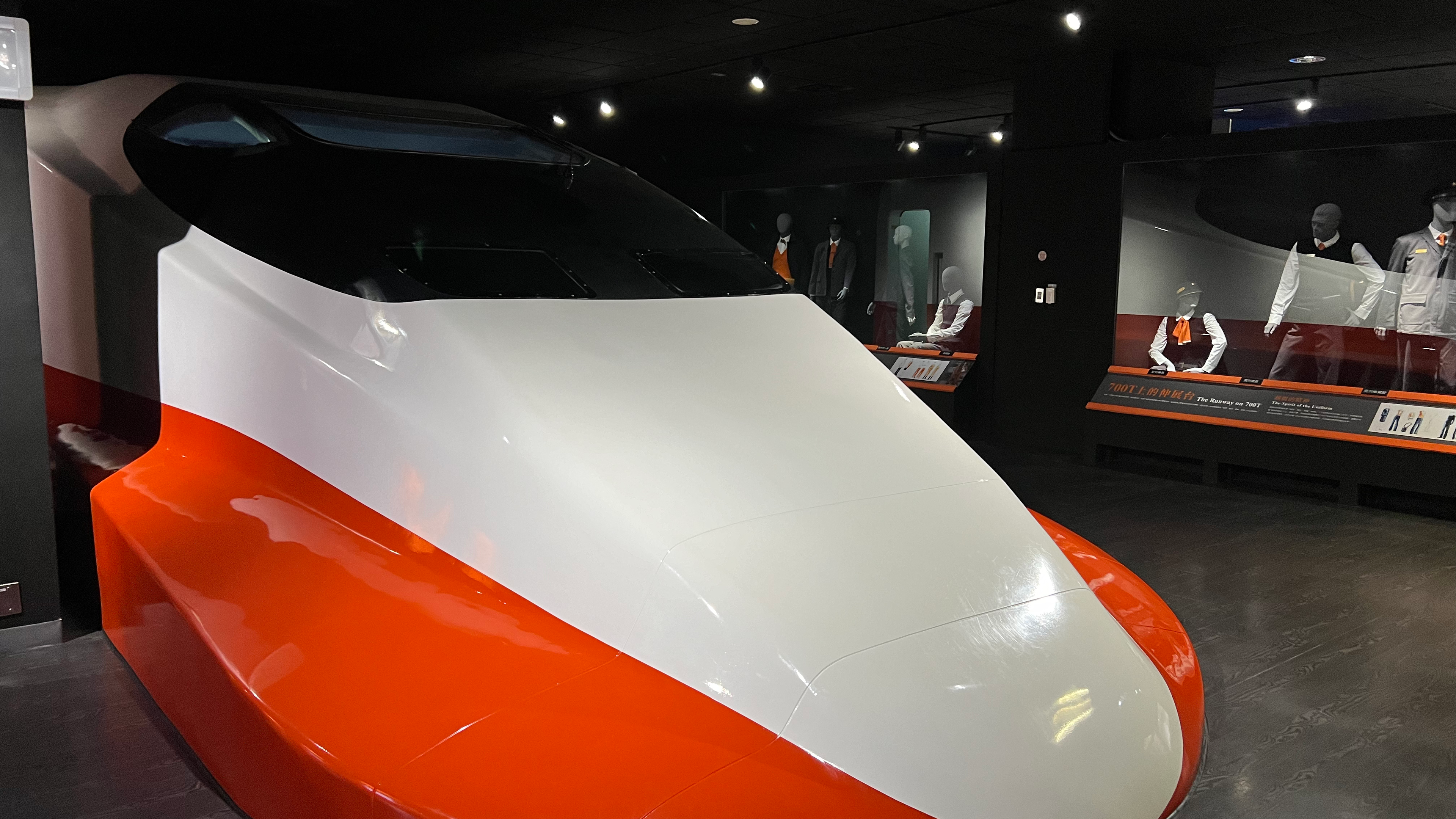 台湾新幹線(高鉄)と台鉄の乗り方|切符の買い方・自由席・駅が街から遠い問題 - 台北から台中・台南・高雄へ移動するなら、台湾新幹線(高鉄)と在来線の台鉄のどちらを使うかがポイント。切符の買い方、指定席と自由席、駅が中心部から離れている注意点、台鉄の列車の種類をまとめました。