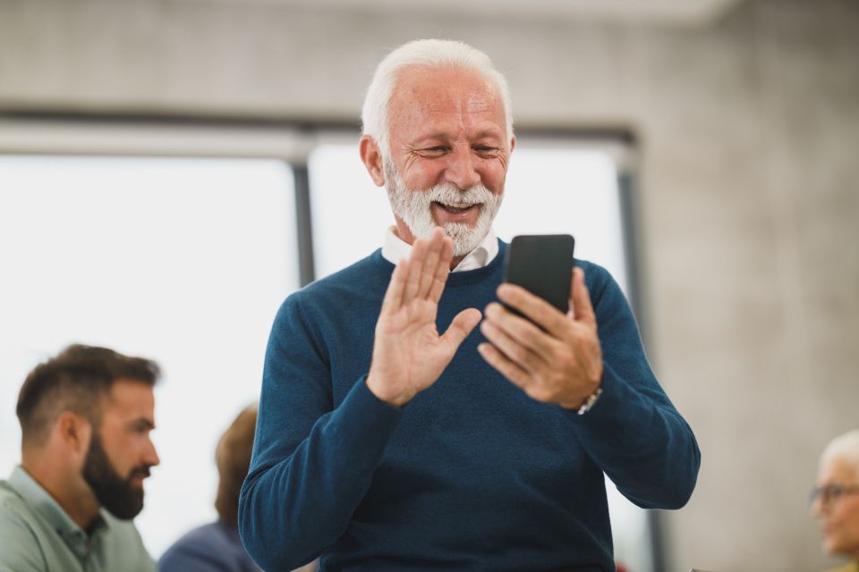 【2026年版】怪しいショートメール（SMS）の見分け方｜URLを押す前に確認したい5つのポイント - 宅配業者や銀行をかたる詐欺のショートメール（SMS）が増えています。本物と偽物の見分け方を、5つのチェックポイントでやさしく解説。迷ったときの安全な確認のしかたも紹介します。
