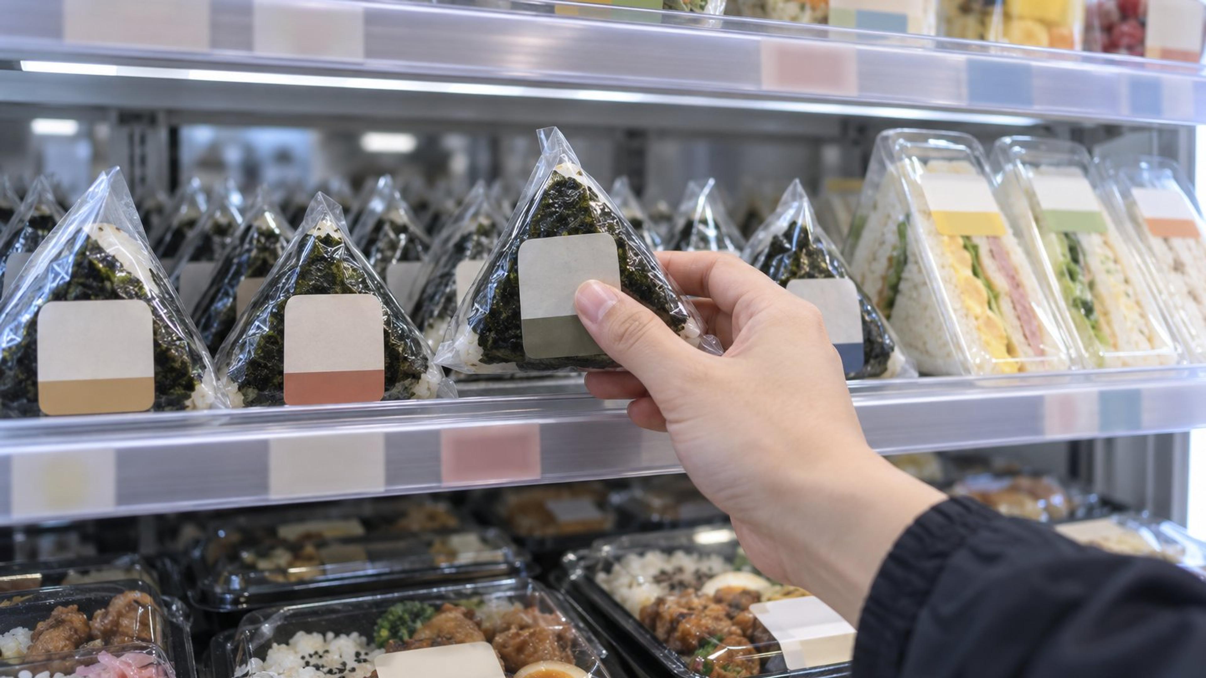 日本超商新品怎麼挑?Lawson、7-11、全家的標示、加熱說明與過敏原怎麼看-站在日本超商的冷藏櫃前,包裝上全是日文——教你看懂加熱說明、賞味期限、過敏原標示,還有哪些東西不能帶回台灣