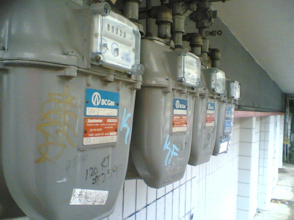 水電瓦斯帳單看不懂？電費單怎麼看、去哪繳、逾期會不會斷水斷電一次搞懂－台電兩個月一期、夏月電價、代收期限、超商補單、逾期違約金與停水停電規則——帶你和爸媽看懂水電瓦斯帳單上的每個欄位。