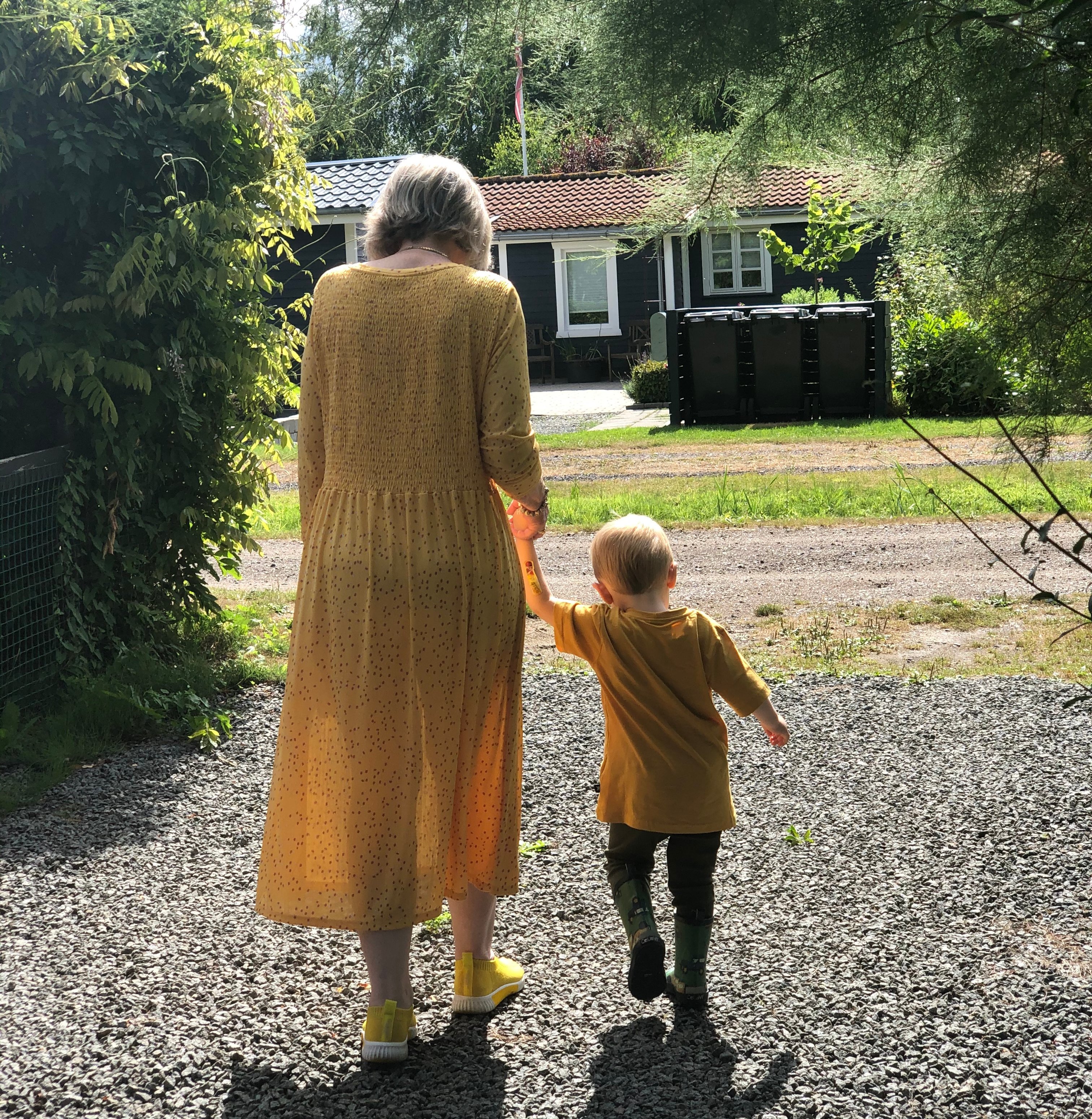 Illustrasjonsbilete av eldre person og barnebarn.