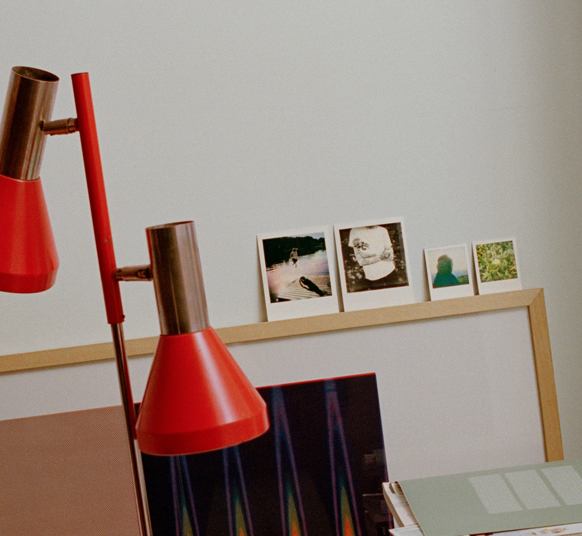 Shoots on iconic Polaroid full-frame film.