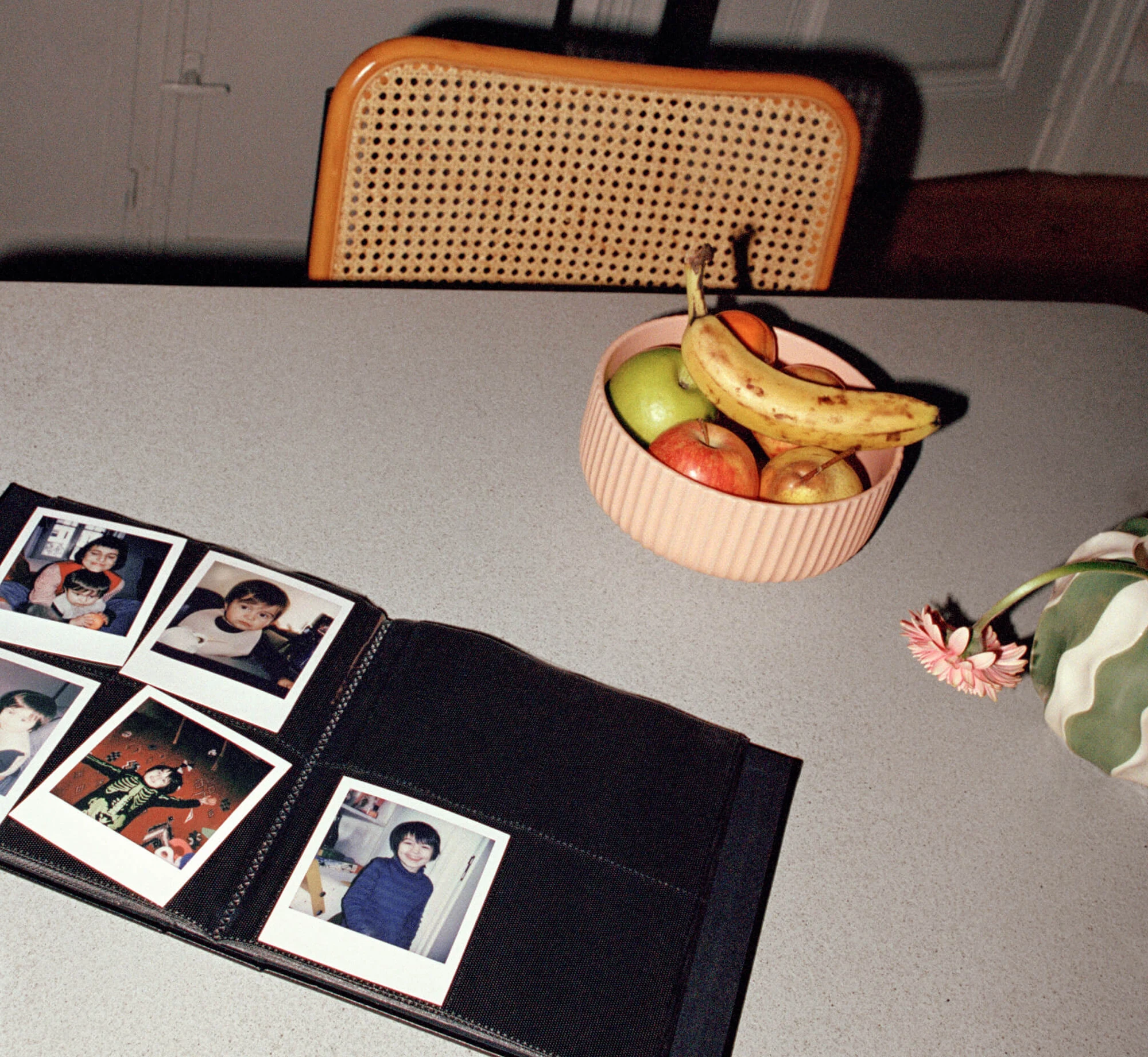 Showcases up to 160 original full-size Polaroid shots.