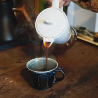 The Legnoart pouring coffee into a cup