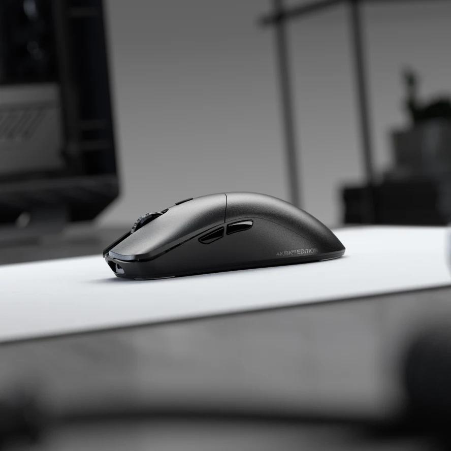 черно-белый снимок модели O 2 PRO 4K/8KHz Edition на рабочем столе