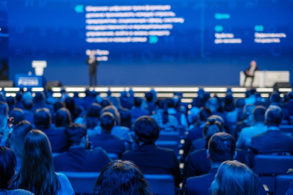 In an era of AI-driven answers, author and moderator Dr. Rod Berger examines the value of moderated conversations and storytelling in live events.