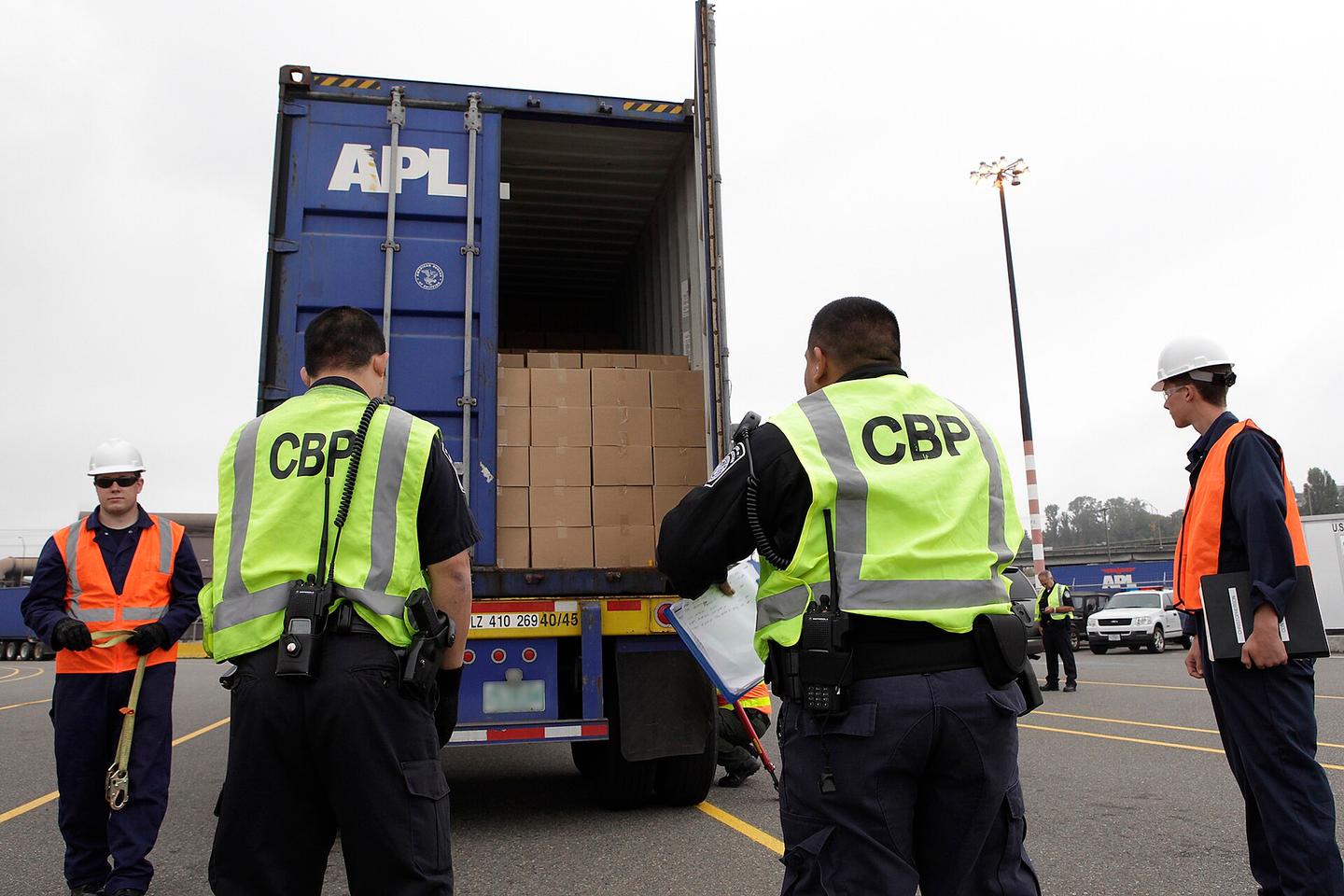 Oficiales de aduanas abriendo un contenedor para su revisión