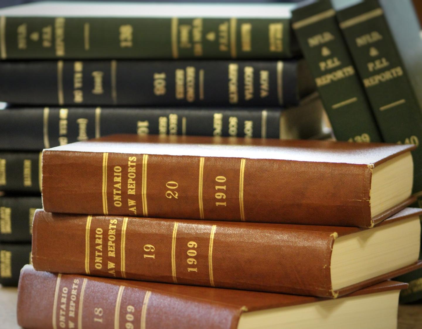 Libros de leyes encuadernados en piel