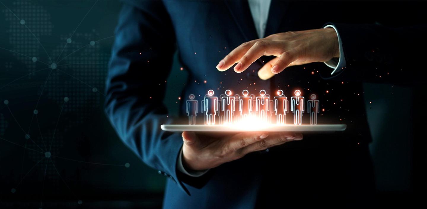 Ejecutivo de traje con una tableta que proyecta íconos holográficos