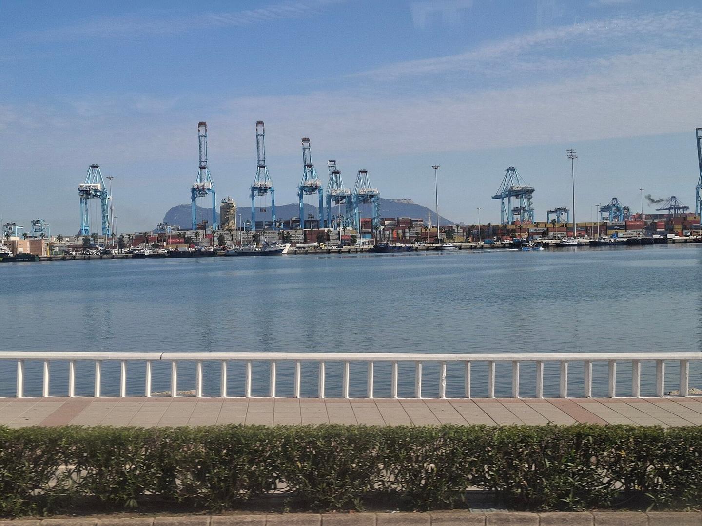 Grúas de un puerto de contenedores vistas desde el mar