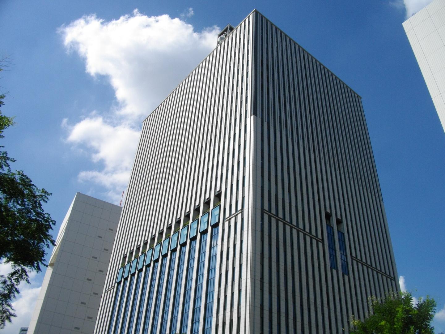 Fachada de un edificio de oficinas moderno