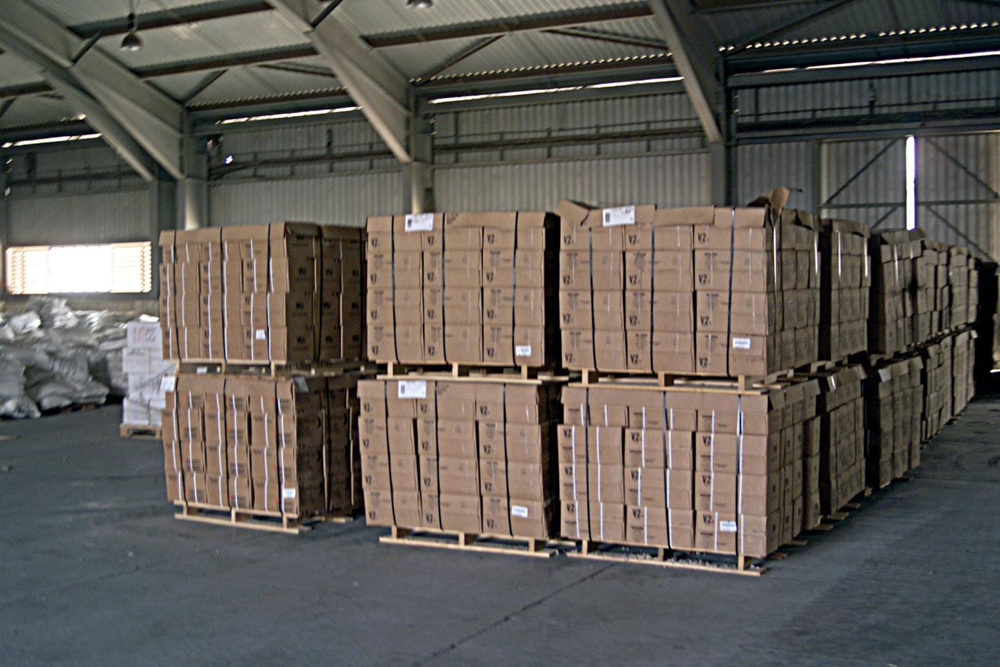 Cajas emplayadas sobre tarimas dentro de un almacén