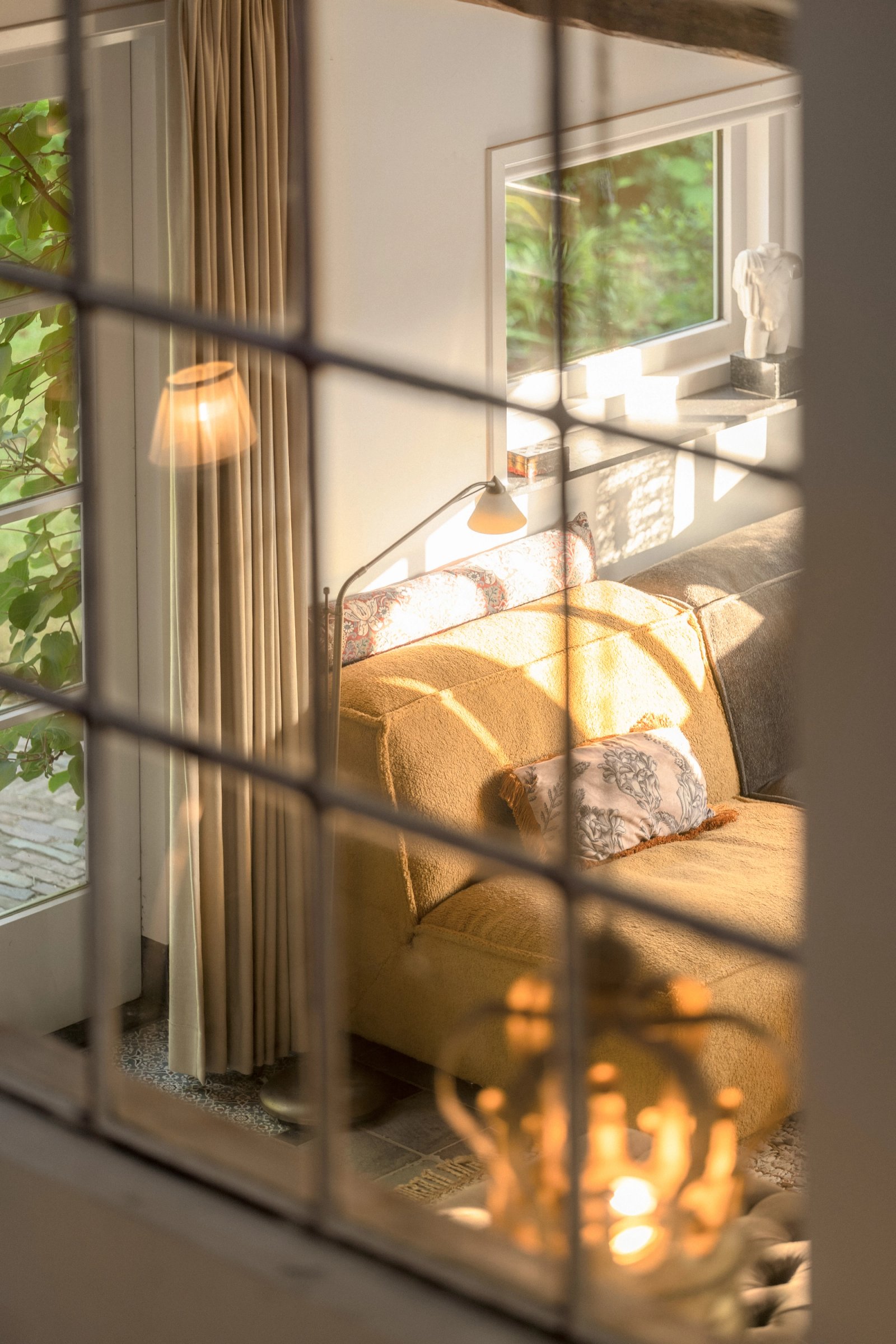 Rustgevend interieurdetail met kaarslicht en zachte reflecties