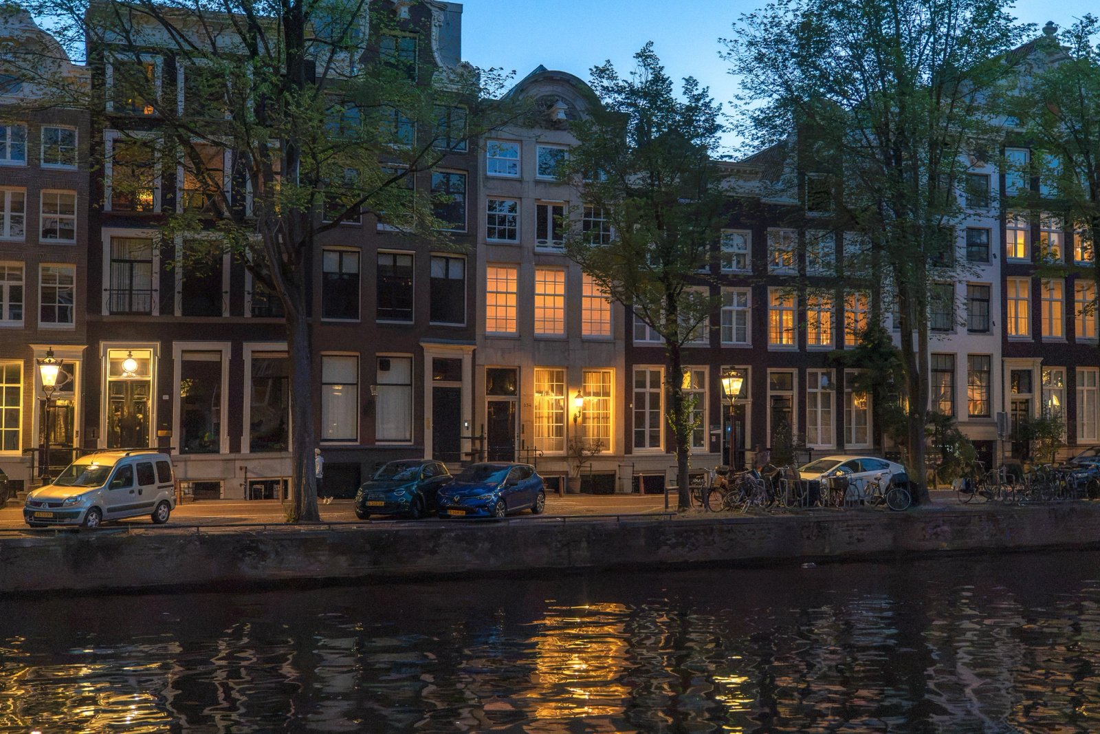 Sfeervolle avondverlichting in monumentaal pand aan de Keizersgracht