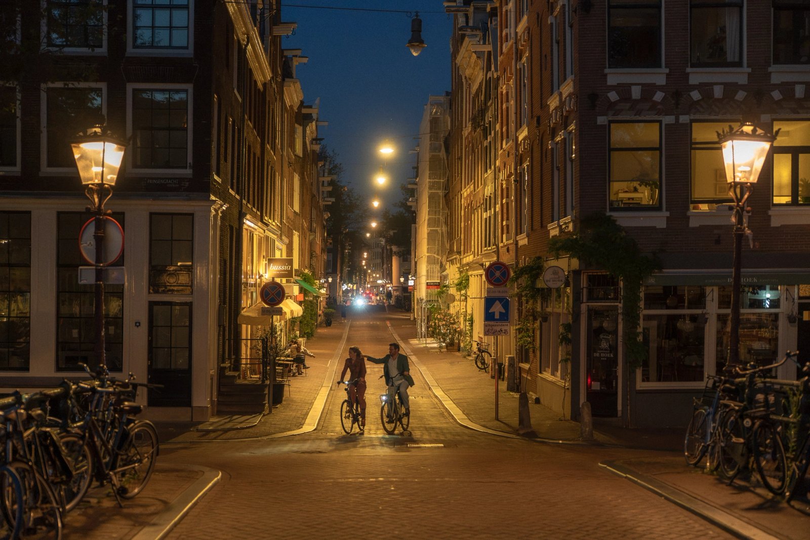 Gedimd avondlicht en intieme ambiance in luxe grachtenwoning