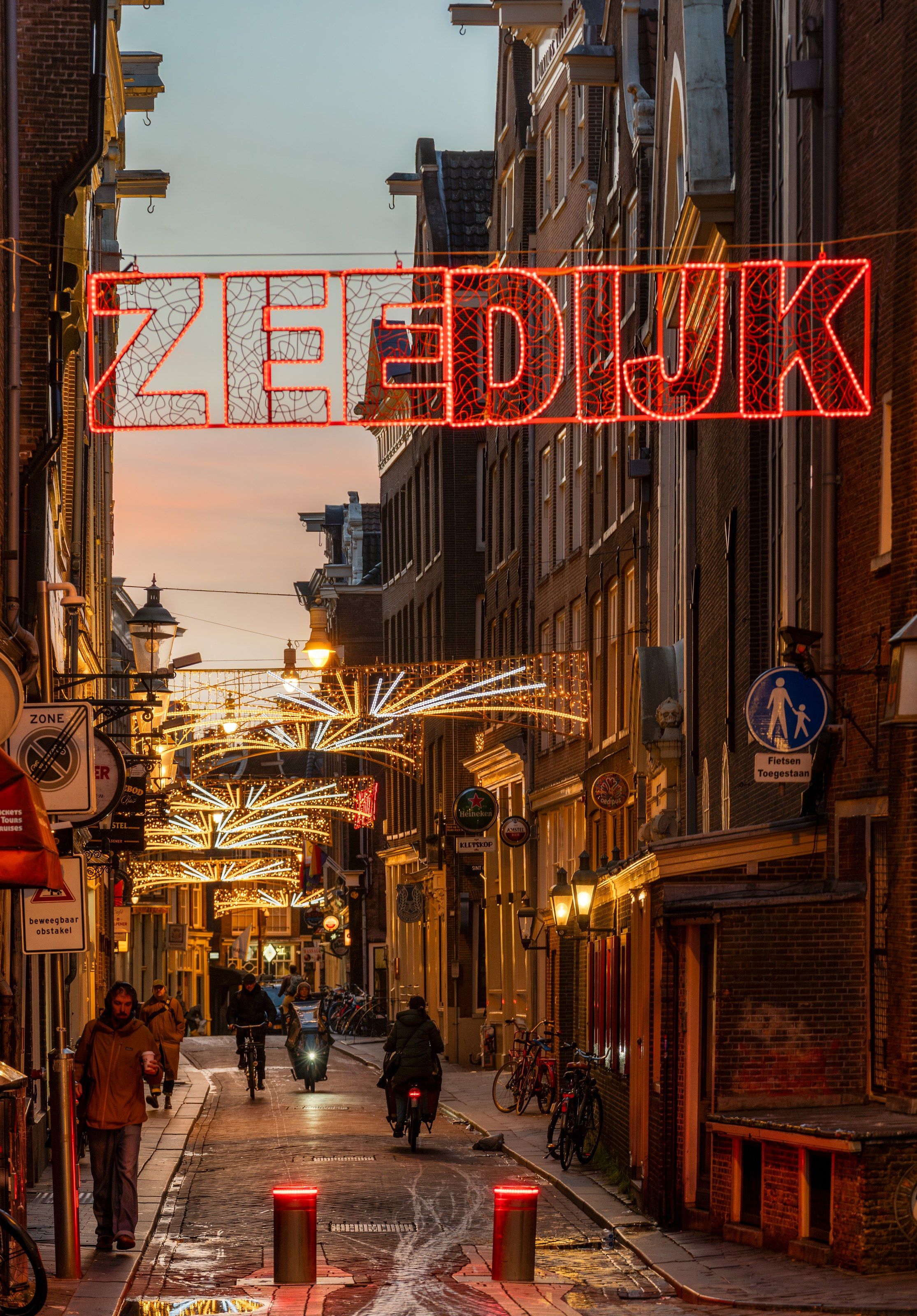 Rode letters van de Zeedijk tegen het laatste daglicht
