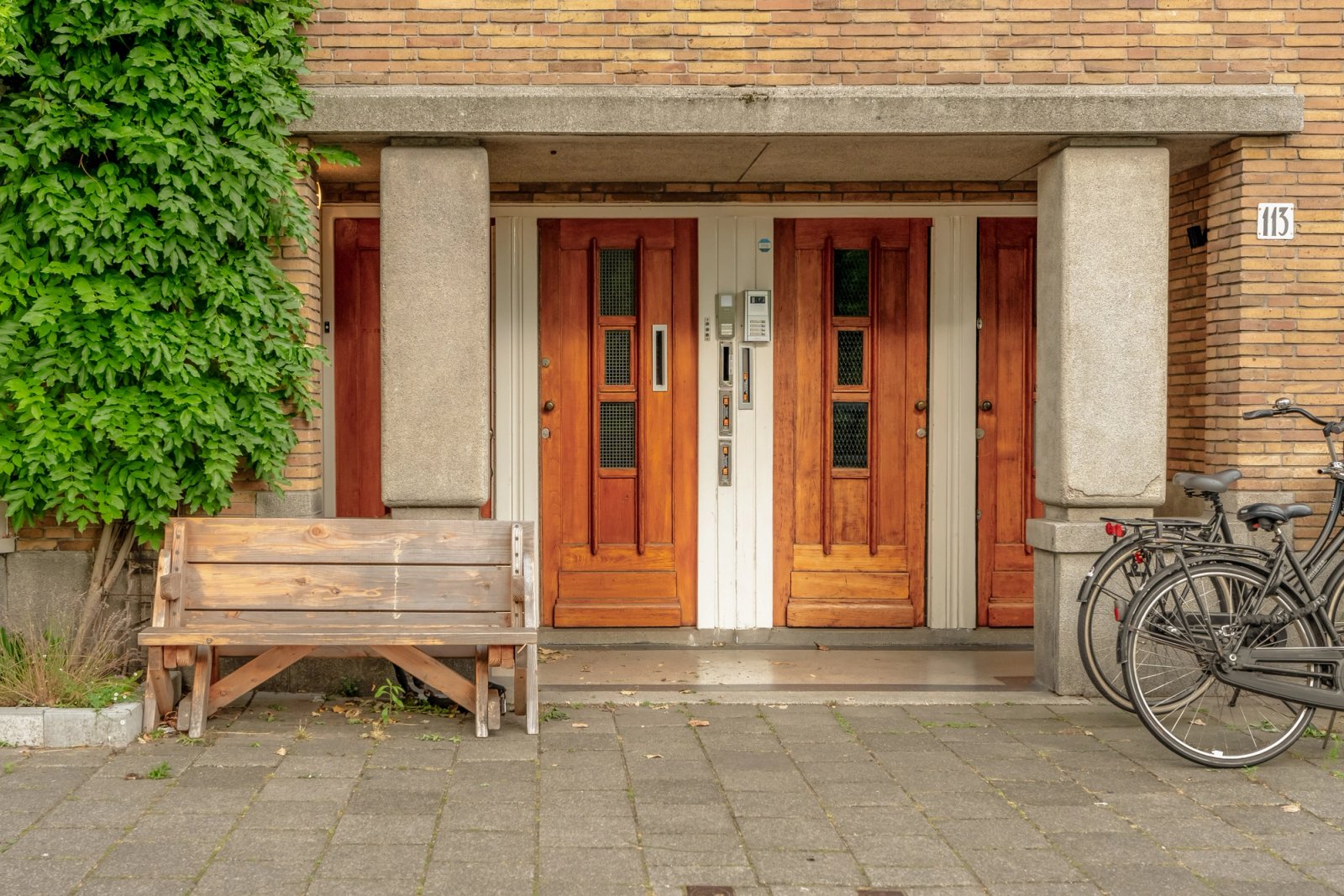 Gevel en straatzijde van karakteristiek Amsterdams pand aan het water