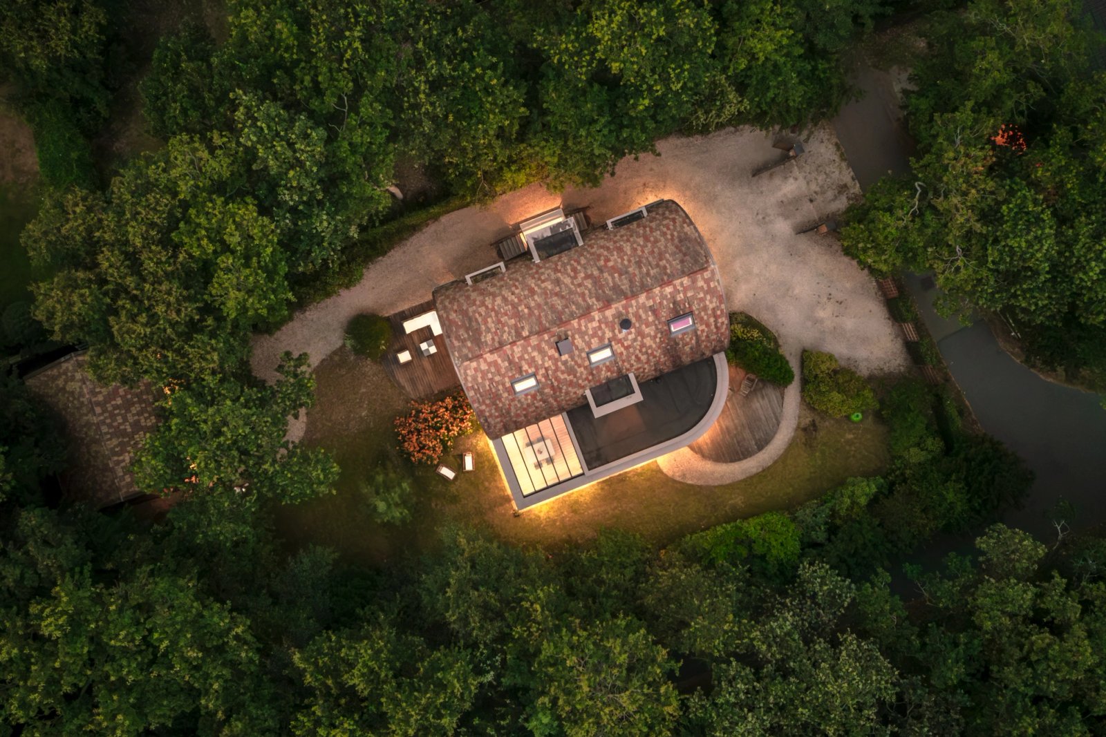 Luchtfoto van villa en uitgestrekt duingebied in Groet vanuit droneperspectief