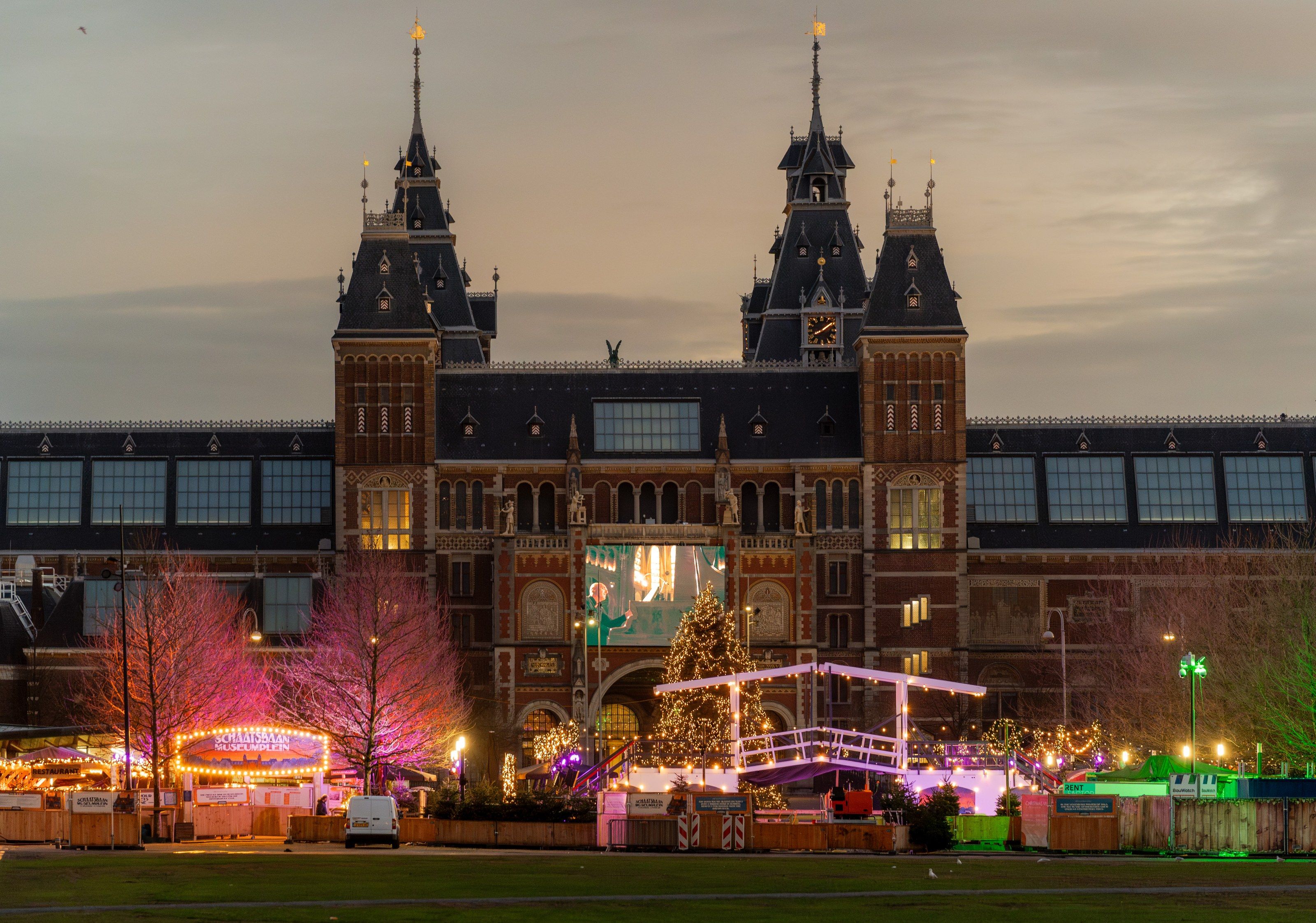 Het Rijksmuseum bij valavond boven de ijsbaan op het Museumplein