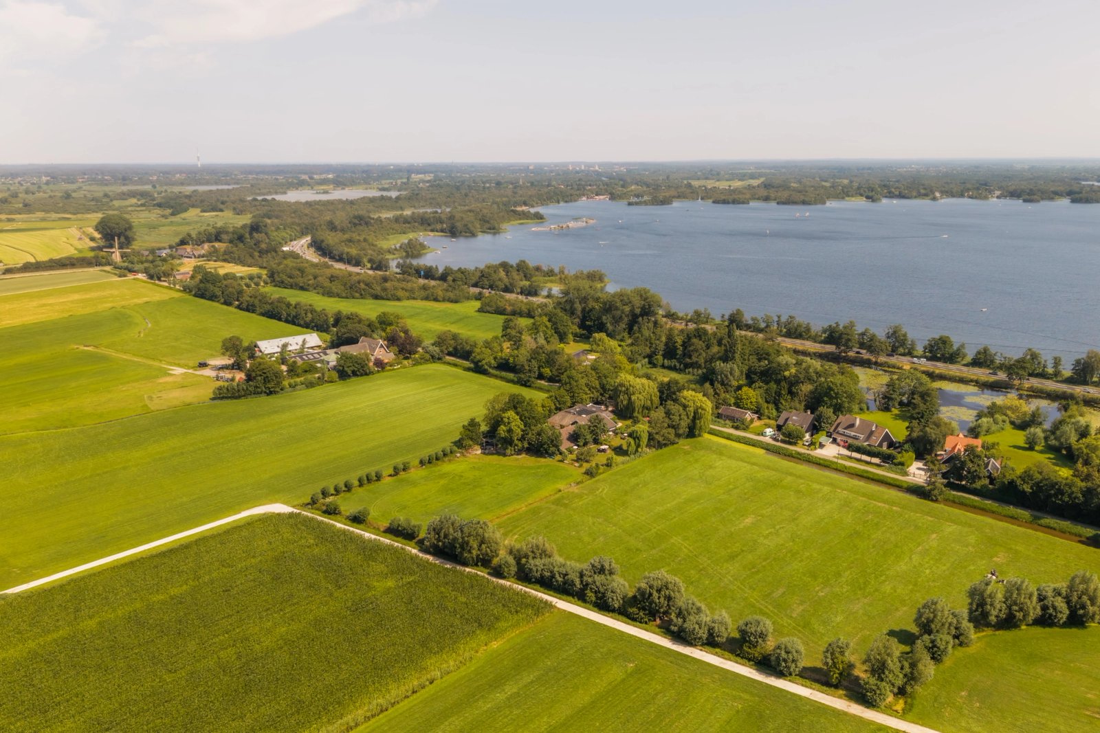 Panoramisch luchtbeeld van het waterrijke landschap rondom Vreeland