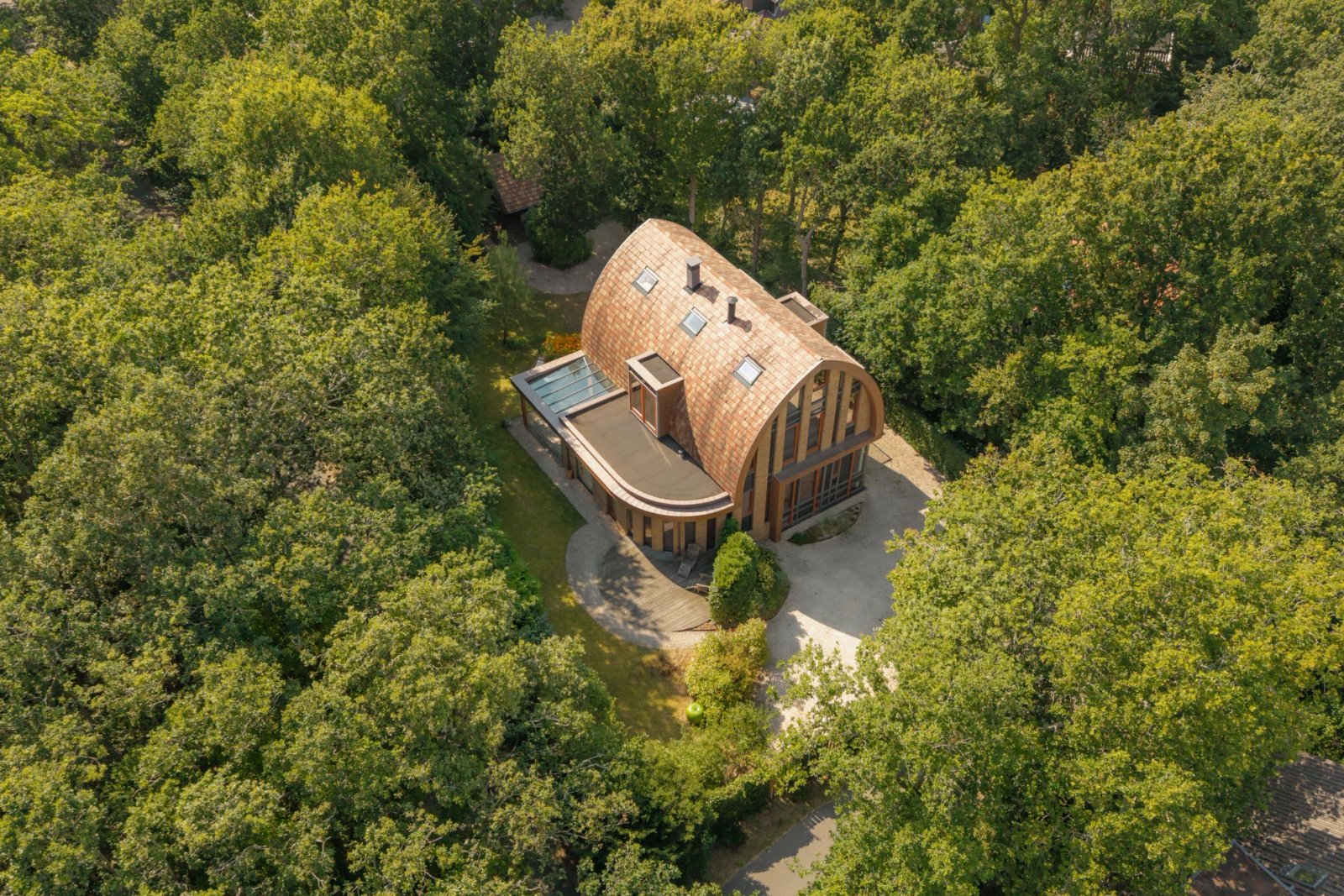 Vogelvluchtperspectief van de duinvilla ingebed in het kustlandschap