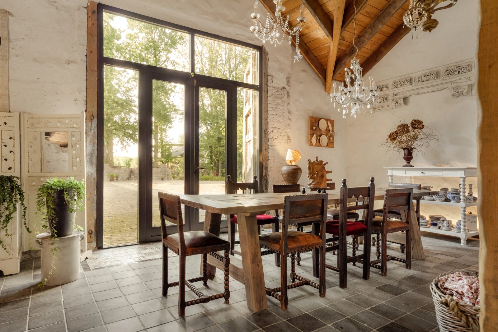 Stilleven detail van eettafel met bloemen en natuurlijk licht — FRAMEDWORKS studio