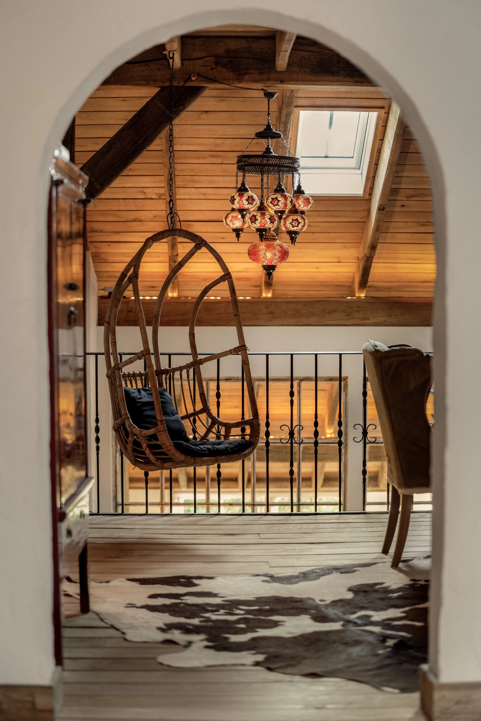 Luxe interieur met eettafel en natuurlijk daglicht in villa Kleizuwe Vreeland