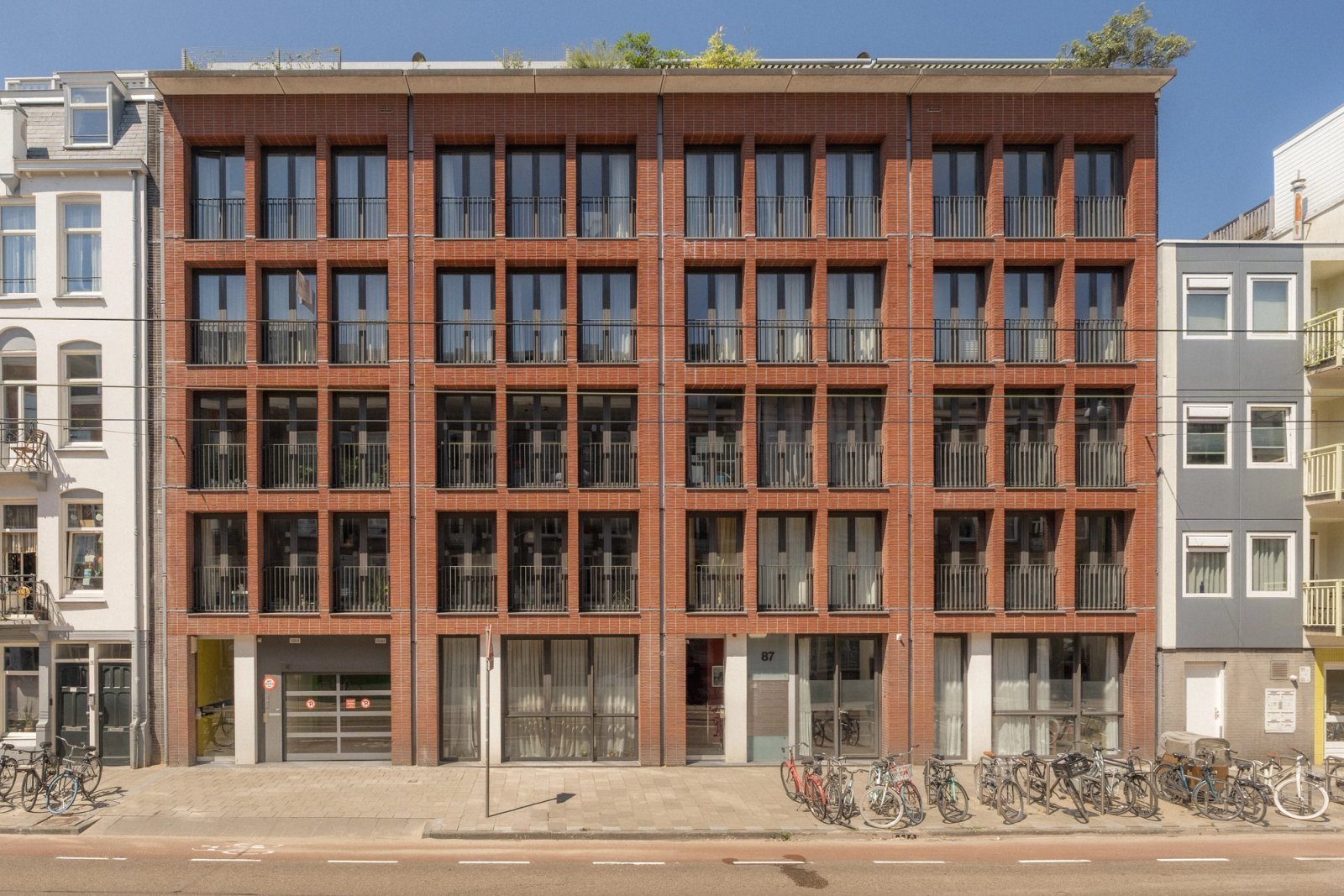 Rijk gedetailleerde 19e-eeuwse architectuur in Amsterdam Oost
