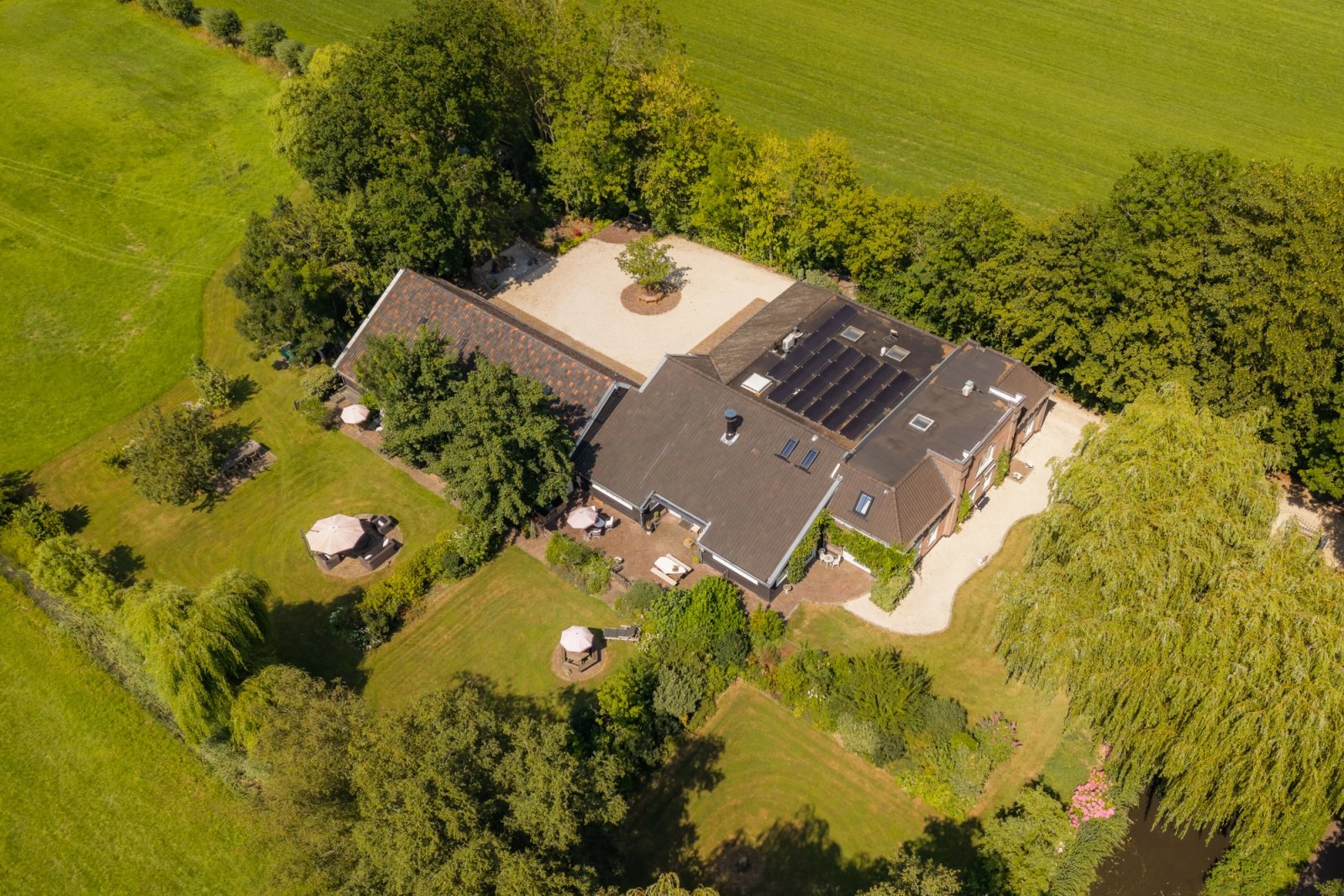 Luchtopname van de rivier de Vecht en het perceel van villa Kleizuwe in Vreeland