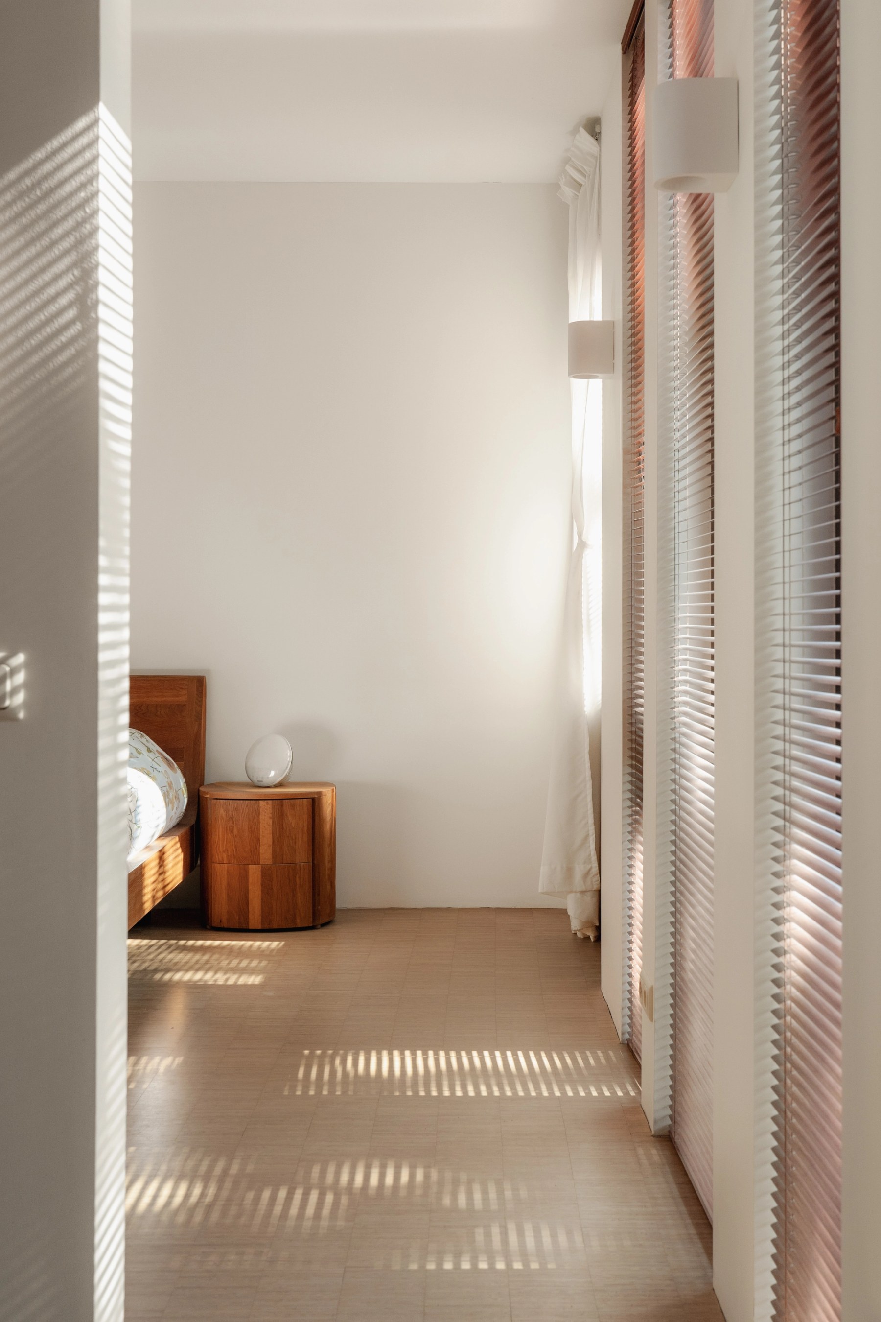 Doorkijk door de gang naar de slaapkamer