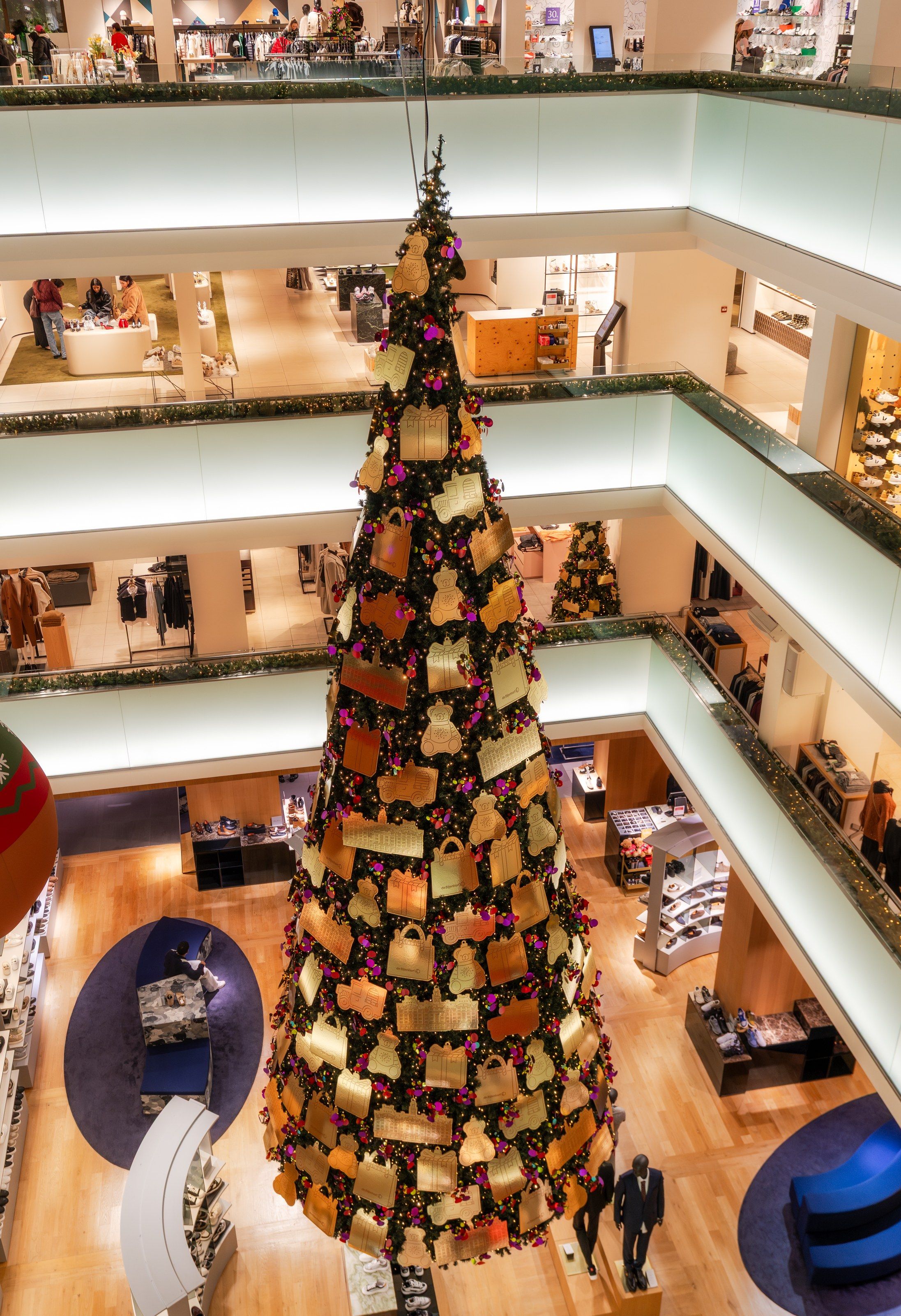 Kerstboom van De Bijenkorf door het atrium, van bovenaf gezien
